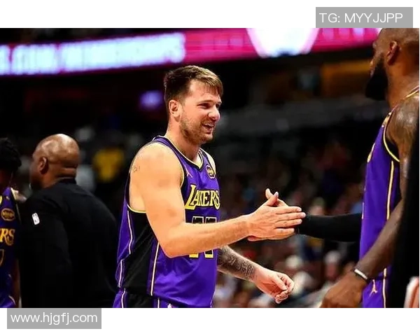 东契奇后撤步三分精准命中难掩激动心情怒吼庆祝瞬间 东契奇后撤步三分精准命中难掩激动心情怒吼庆祝瞬间