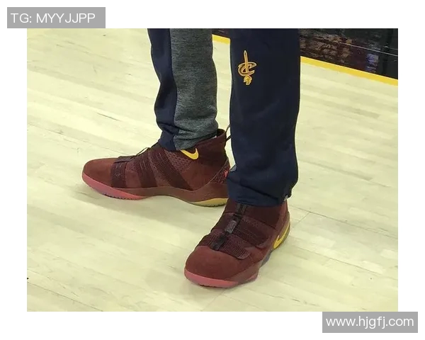 詹姆斯晒自己上脚纪念阿克伦的詹23战靴：一直在代表家乡